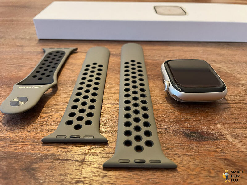 You can see the strap of the Apple Watch 8.